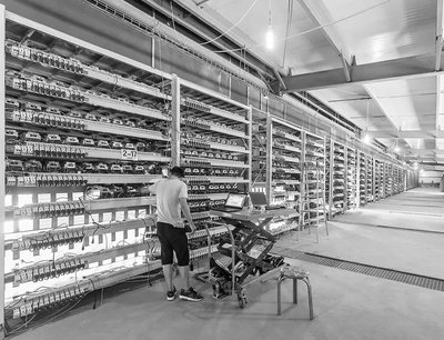 Efficient mining farm cooling system